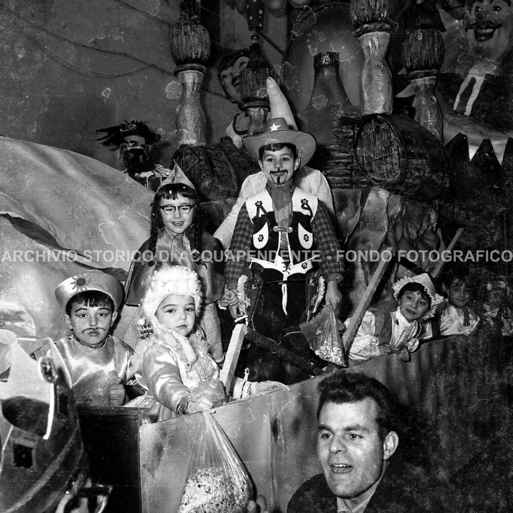 CB2.37.5 Carnevale 1963 - Gruppo Mascherine sul carro