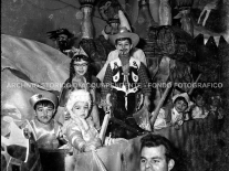 CB2.37.5 Carnevale 1963 - Gruppo Mascherine sul carro