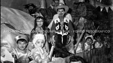 CB2.37.5 Carnevale 1963 - Gruppo Mascherine sul carro