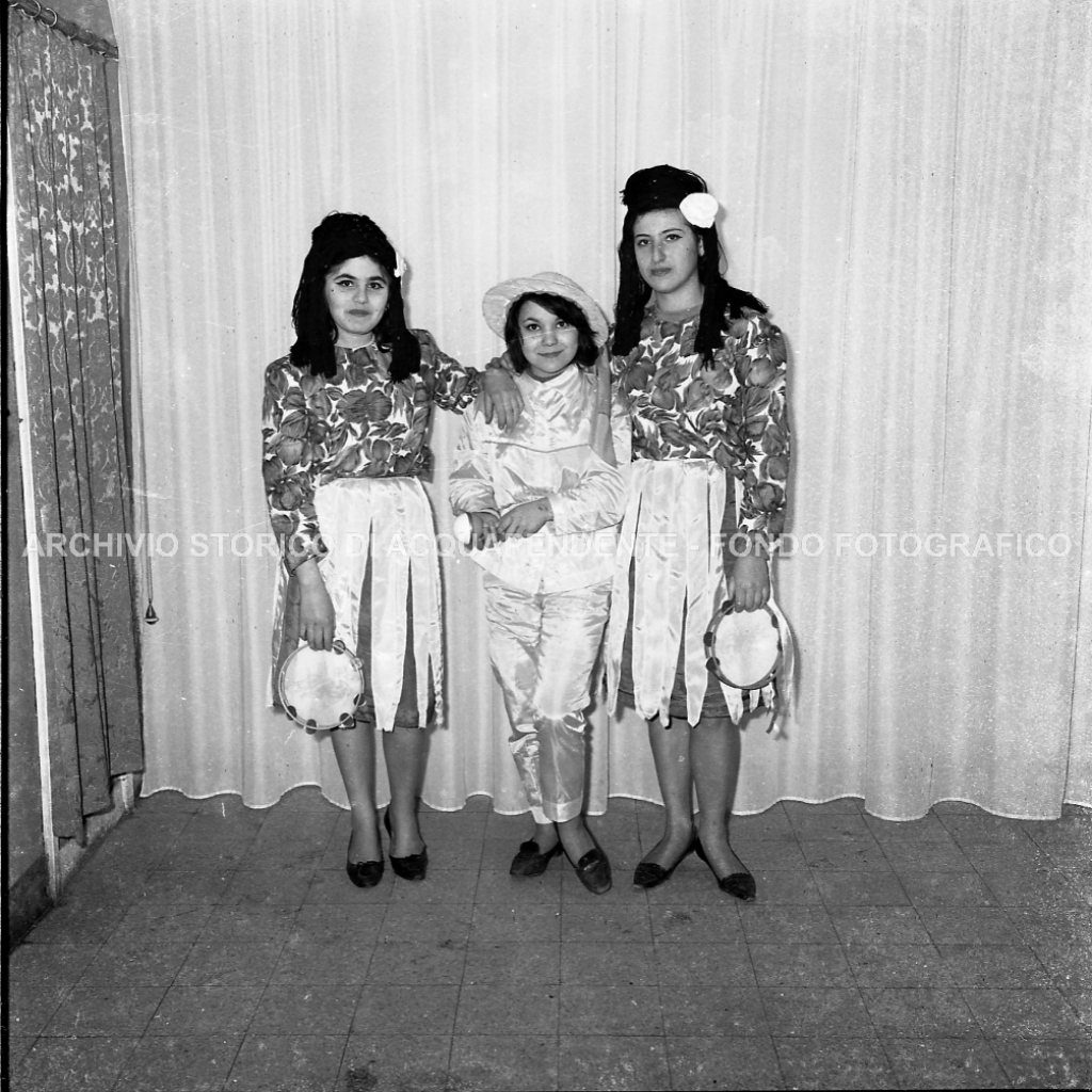 CB2.37.9 Carnevale 1963 - Tre ragazze mascherate