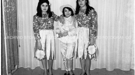 CB2.37.9 Carnevale 1963 - Tre ragazze mascherate