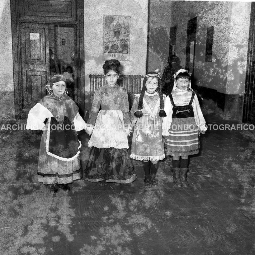 CB2.38.1 Carnevale 1963 - Gruppo Mascherine alle elementari