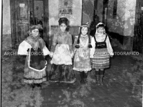 CB2.38.1 Carnevale 1963 - Gruppo Mascherine alle elementari