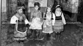 CB2.38.1 Carnevale 1963 - Gruppo Mascherine alle elementari