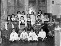 CB2.38.2 Carnevale 1963 - Gruppo Maschere alle elementari