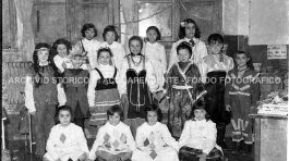 CB2.38.2 Carnevale 1963 - Gruppo Maschere alle elementari
