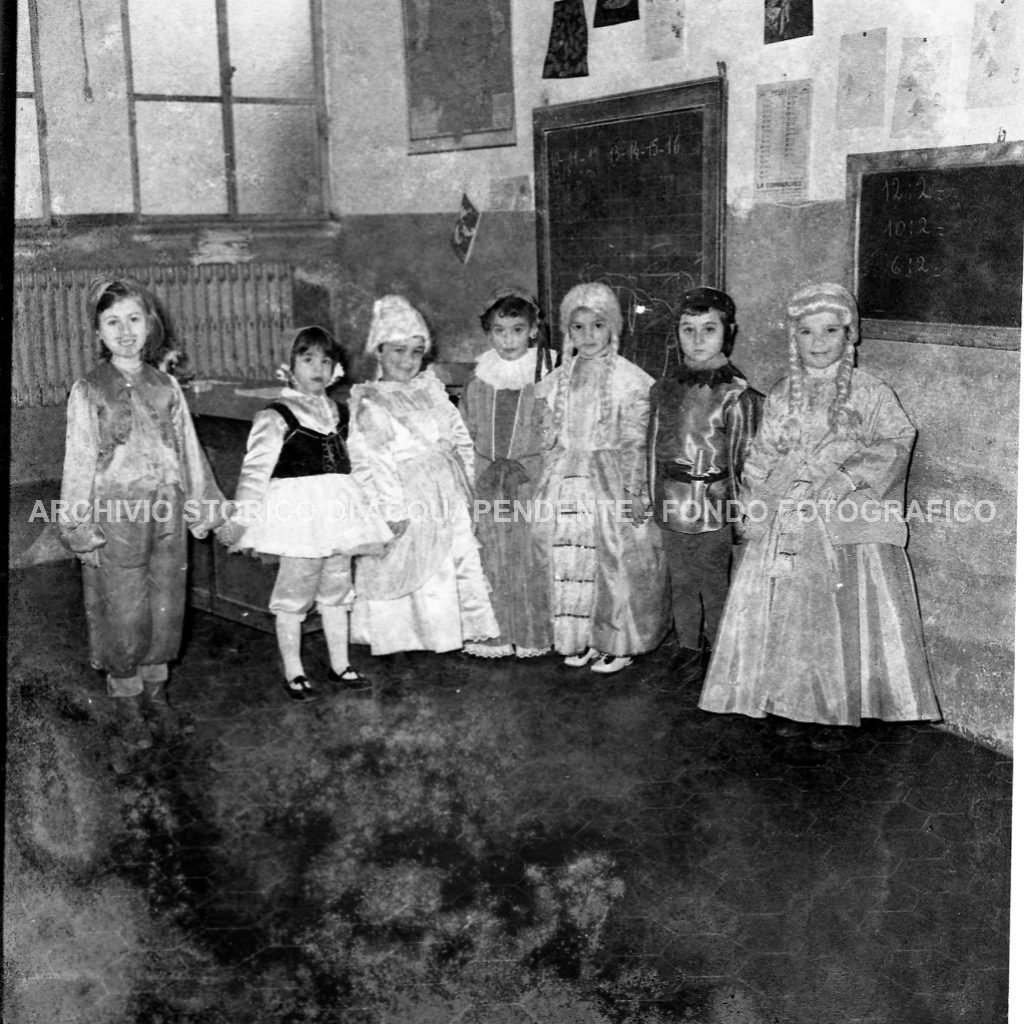 CB2.38.3 Carnevale 1963 - Gruppo di maschere alle elementari