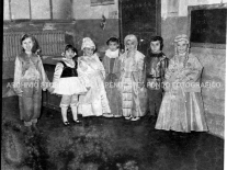 CB2.38.3 Carnevale 1963 - Gruppo di maschere alle elementari