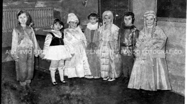 CB2.38.3 Carnevale 1963 - Gruppo di maschere alle elementari
