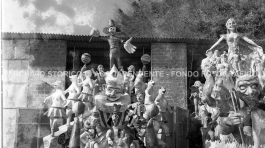 CB2.40.11 Carnevale 1963 - Carri davanti capannoni