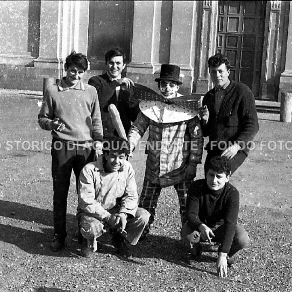 CB2.41.1 Carnevale 1963 - Gruppo Amici con Maschera