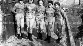 CB2.41.19. Carnevale 1963 - Ragazze mascherate