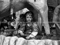 CB2.41.32 Carnevale 1963 - Mascherine sul carro