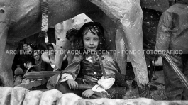 CB2.41.32 Carnevale 1963 - Mascherine sul carro