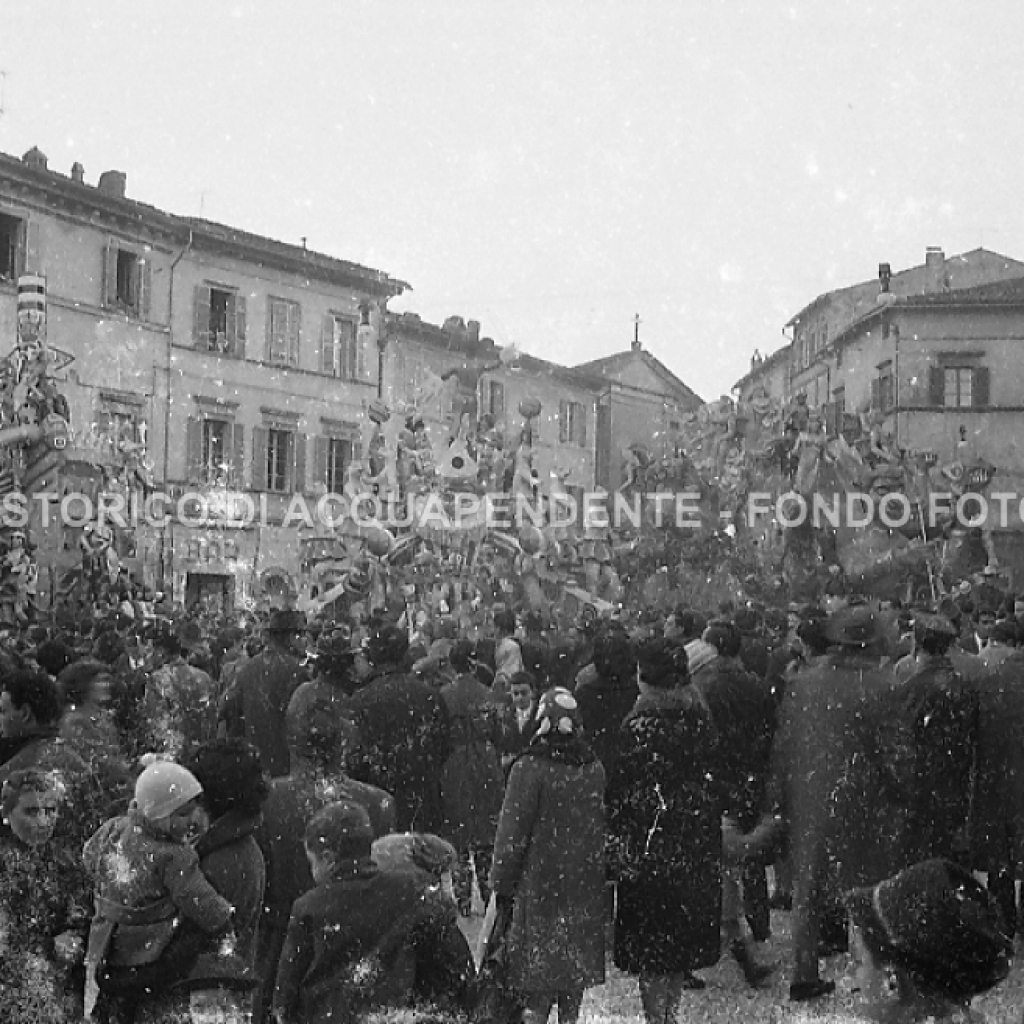 CB2.41.37 Carnevale 1963 - In Piazza