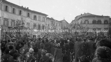 CB2.41.37 Carnevale 1963 - In Piazza