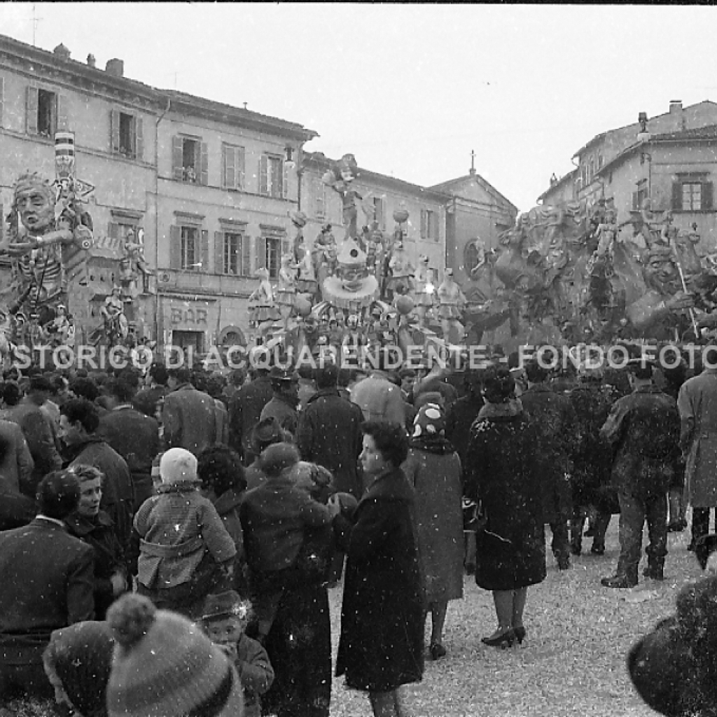 CB2.41.39 Carnevale 1963 - In Piazza