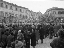 CB2.41.39 Carnevale 1963 - In Piazza