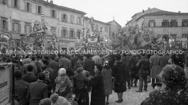 CB2.41.39 Carnevale 1963 - In Piazza