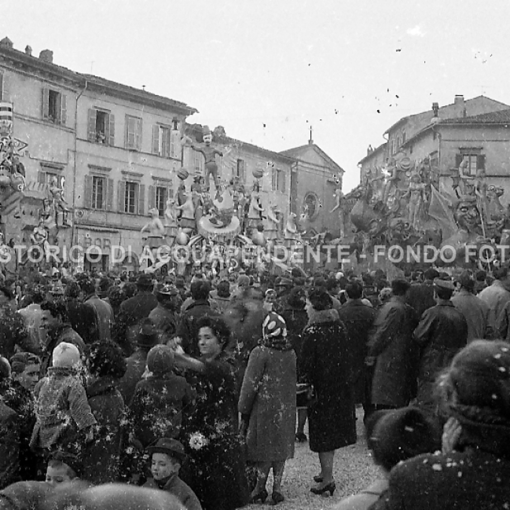 CB2.41.40 Carnevale 1963 - In Piazza