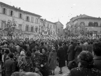 CB2.41.40 Carnevale 1963 - In Piazza