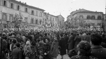 CB2.41.40 Carnevale 1963 - In Piazza