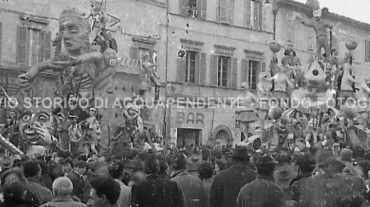 CB2.41.42 Carnevale 1963 - In Piazza - particolare