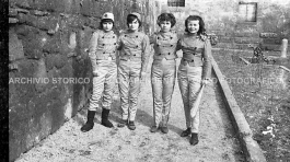 CB2.42.40 Carnevale 1963 - Ragazze Mascherate