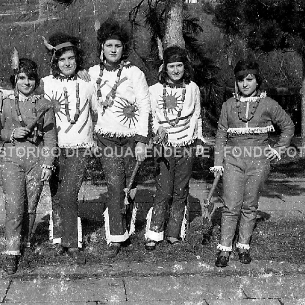 CB2.43.25 Carnevale 1963 Ragazze Mascherate