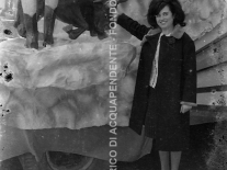 CB2.31.40 Carnevale 1962 - Ragazza fotografata davanti carro