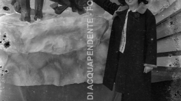 CB2.31.40 Carnevale 1962 - Ragazza fotografata davanti carro