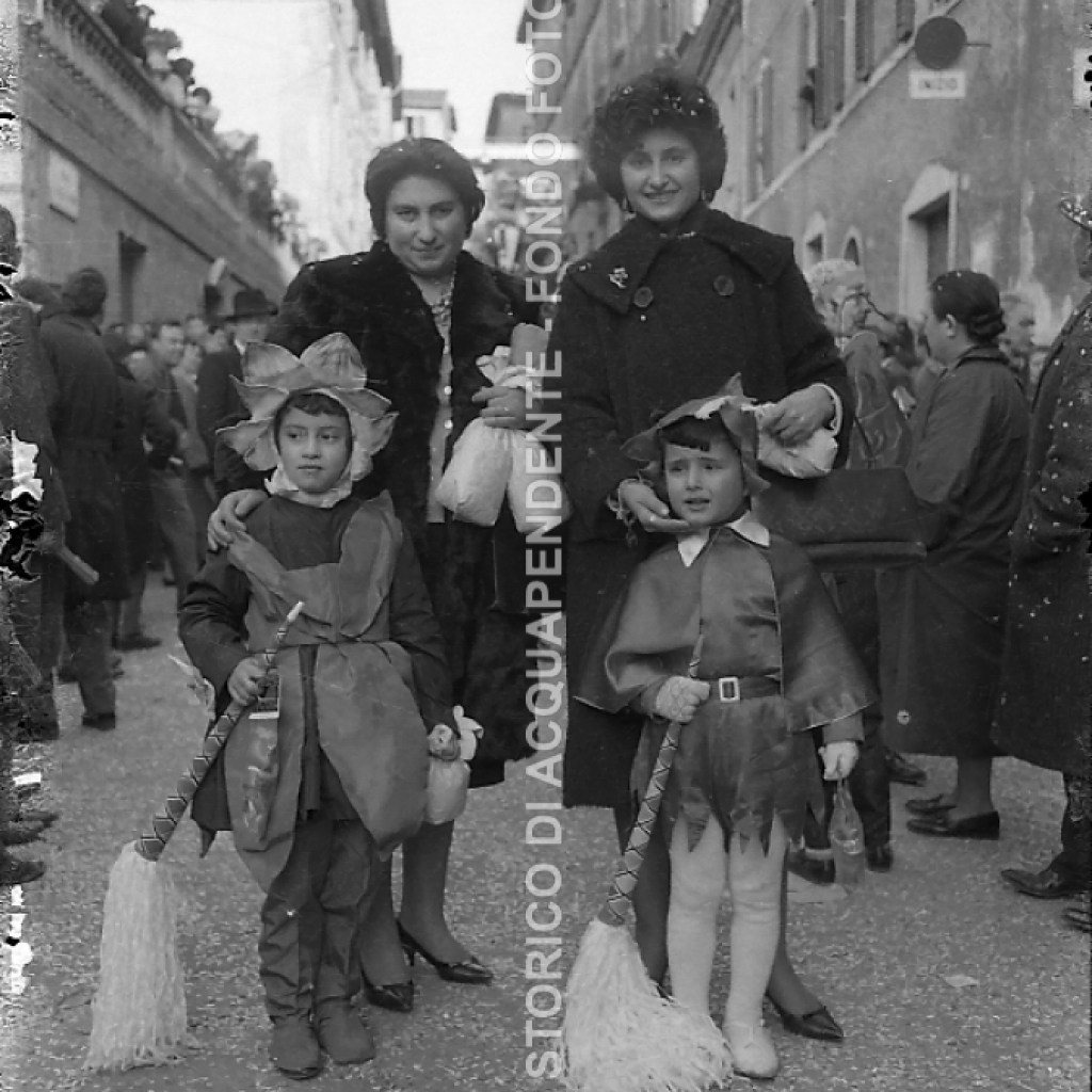 CB2.31.45 Carnevale 1962 - Mascherine con Mamme