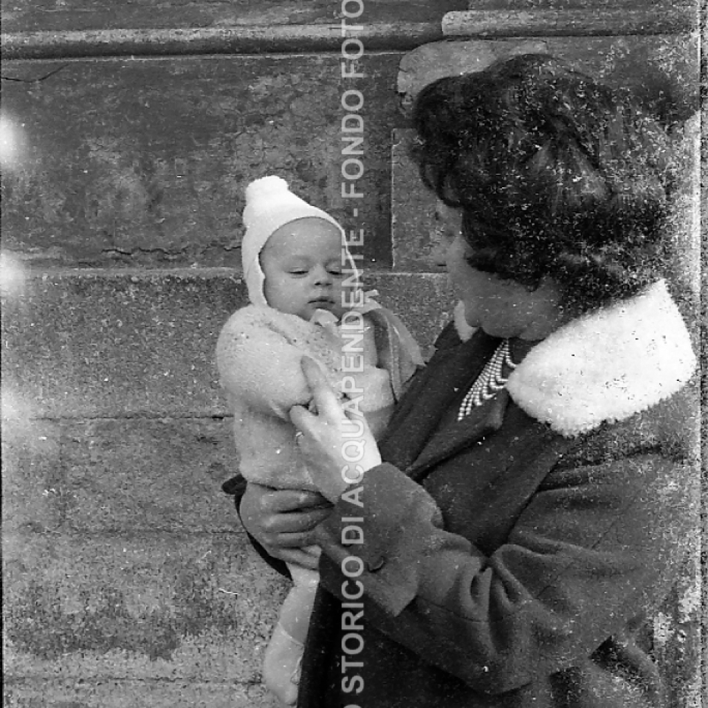 CB2.32.41 Carnevale 1962 - Mamma con noenata