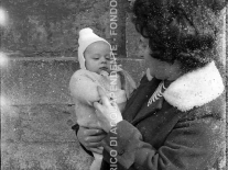 CB2.32.41 Carnevale 1962 - Mamma con noenata