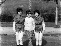CB2.33.11 Carnevale 1962 - Tre Ragazze in maschera