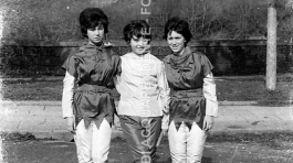 CB2.33.11 Carnevale 1962 - Tre Ragazze in maschera