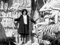 CB2.33.14 Carnevale 1962 - Donna sul carro