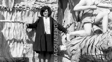 CB2.33.14 Carnevale 1962 - Donna sul carro