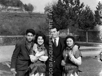 CB2.33.15 Carnevale 1962 - Maschere con amici