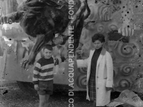 CB2.33.26 Carnevale 1962 - Ragazza e Ragazzo davanti carro