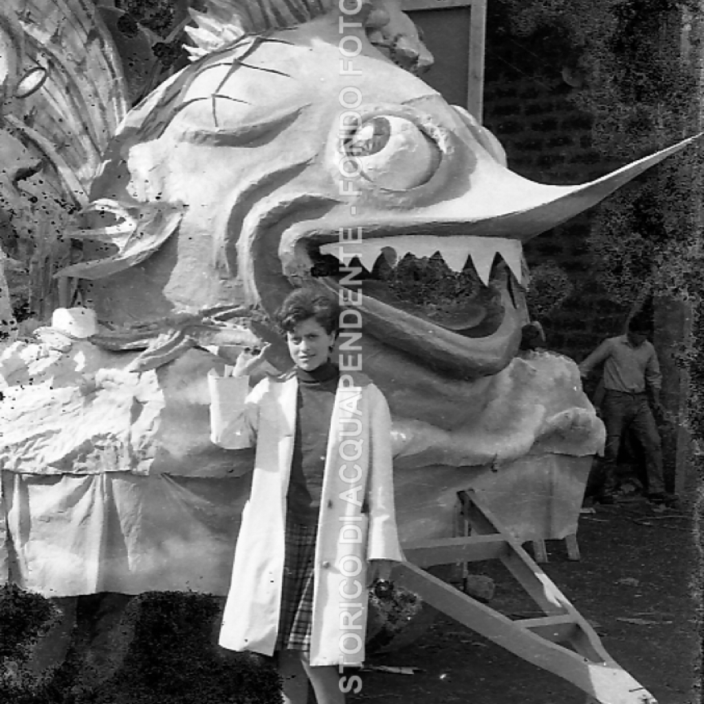 CB2.33.27 Carnevale 1962 - Ragazza davanti carro