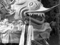 CB2.33.27 Carnevale 1962 - Ragazza davanti carro