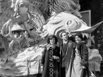 CB2.33.42 Carnevale 1962 - Persone in posa davanti carro