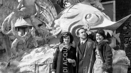 CB2.33.42 Carnevale 1962 - Persone in posa davanti carro