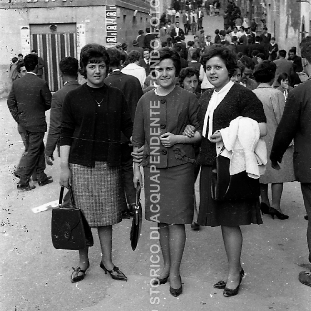 CB2.35.7 Carnevale 1962 -Tre amiche