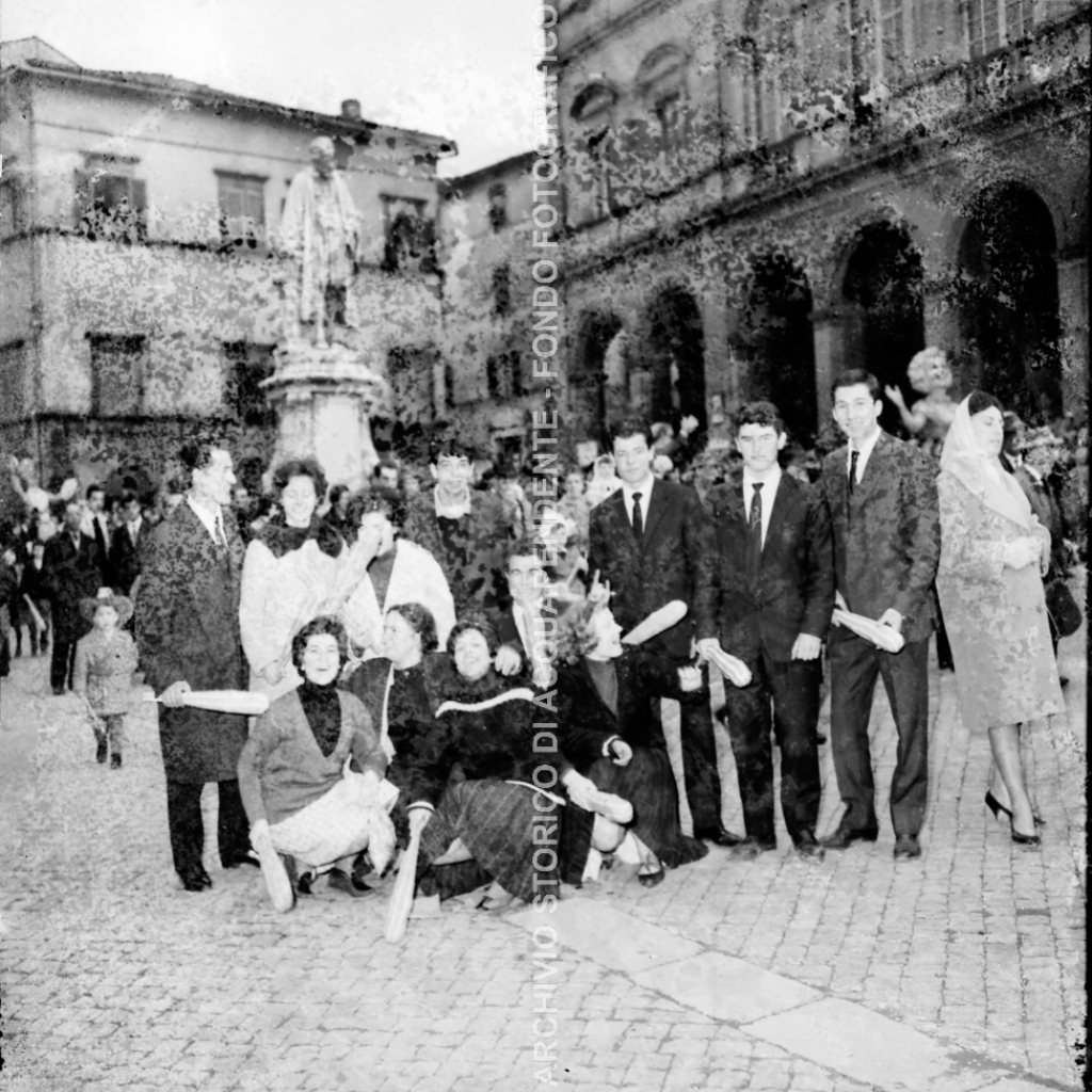 CB2.36.12 Carnevale 1963 - Gruppo in piazza