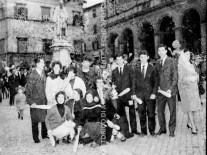 CB2.36.12 Carnevale 1963 - Gruppo in piazza