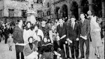 CB2.36.12 Carnevale 1963 - Gruppo in piazza