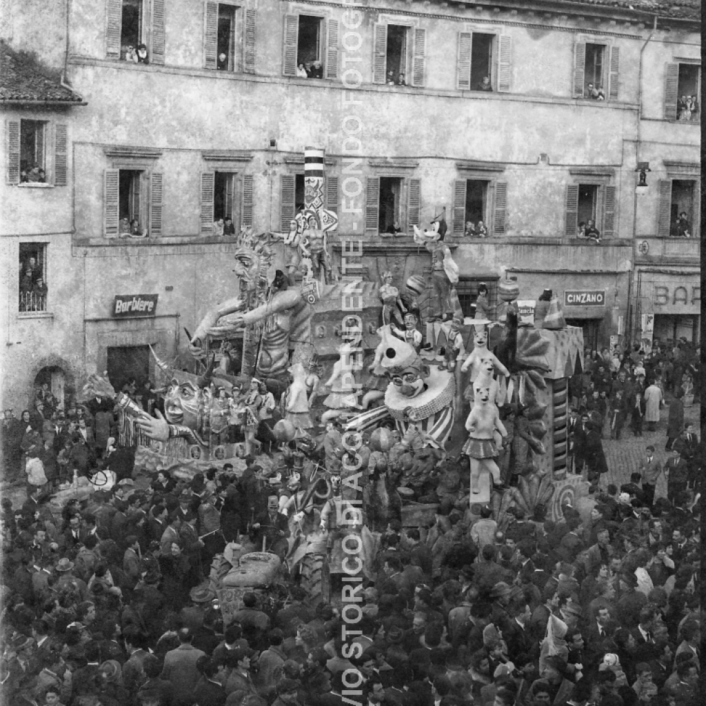 CB2.40.3 Carnevale 1963 - in piazza