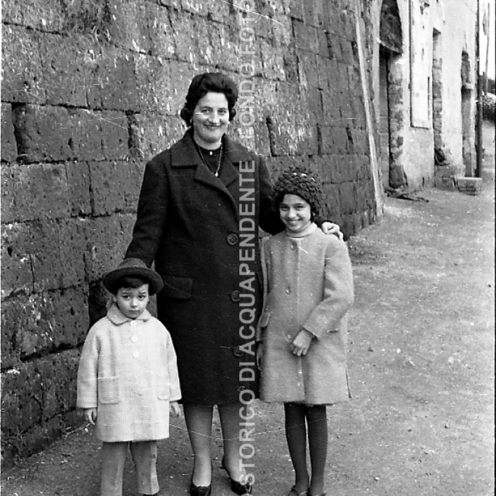 CB2.41.10 Pagliacci Pasquina con figli 1963
